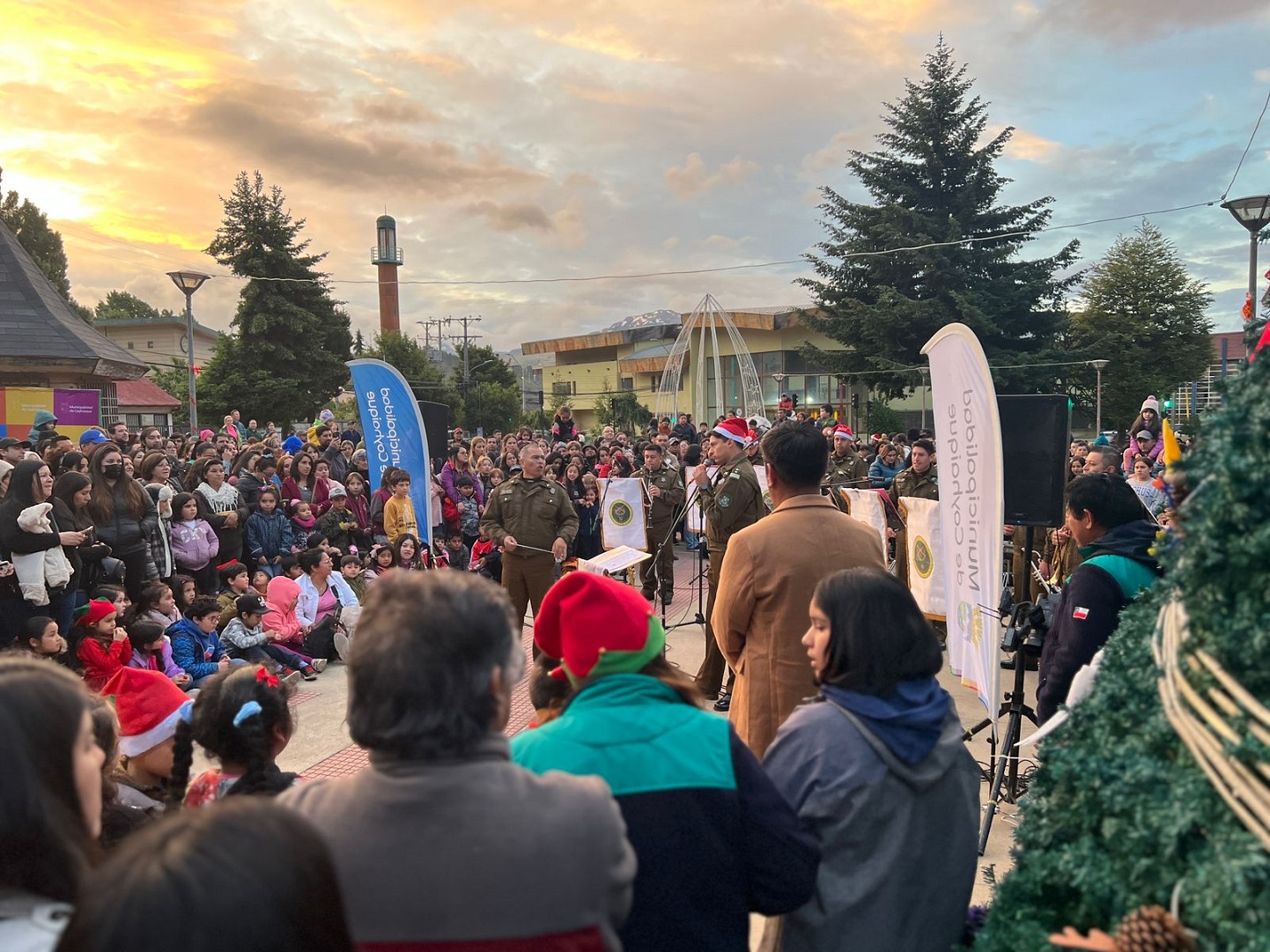 MUNICIPIO DE COYHAIQUE DIO INICIO A LAS ACTIVIDADES NAVIDEÑAS CON ILUMINACIÓN DE ÁRBOL DE NAVIDAD 