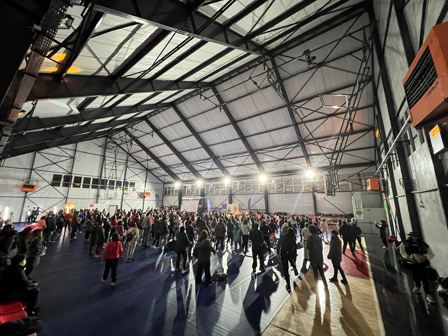 A RITMO DE ZUMBA, FITFOLK Y BAILE ENTRETENIDO COYHAIQUE INAUGURÓ GIMNASIO COMUNITARIO