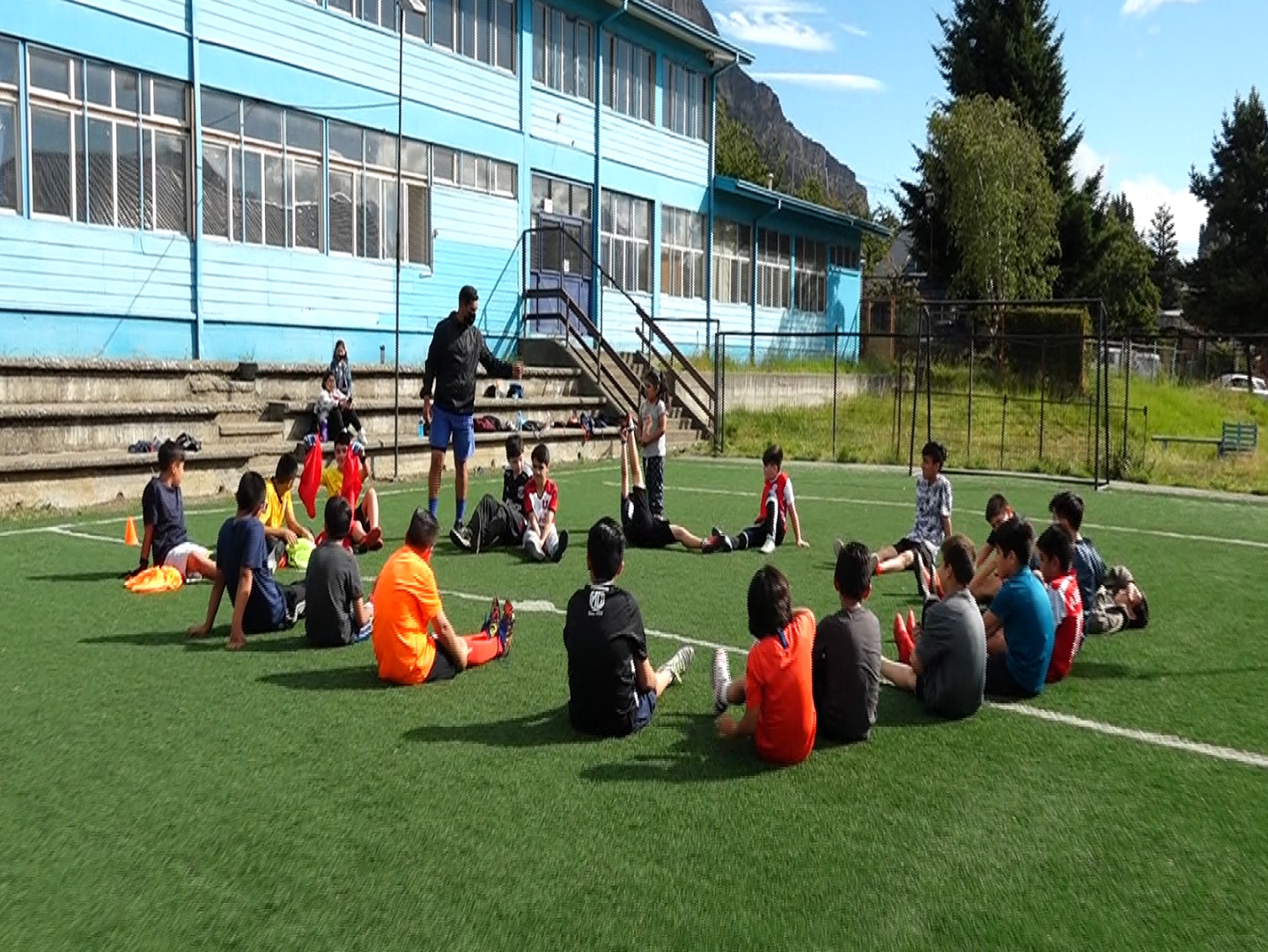 ESCUELAS ABIERTAS: MÁS DE UN CENTENAR DE PERSONAS PARTICIPAN DE LOS TALLERES DEPORTIVOS Y CULTURALES 