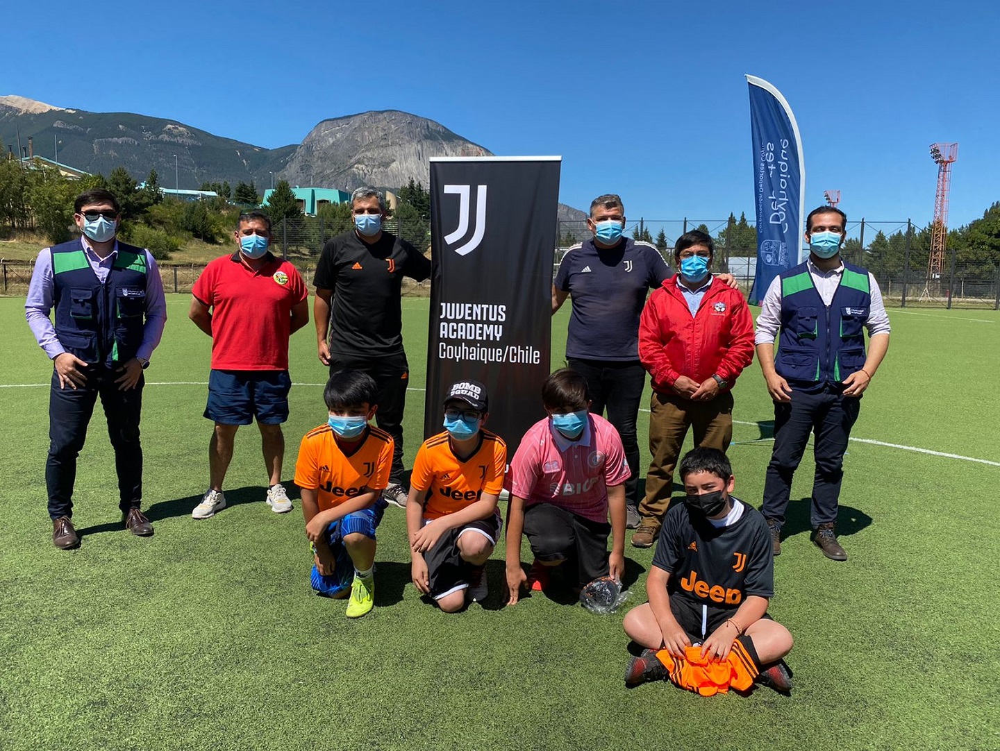 ALCALDE CARLOS GATICA FIRMA CONVENIO CON JUVENTUS ACADEMY CHILE PARA PROGRAMA DEPORTIVO EN LA COMUNA